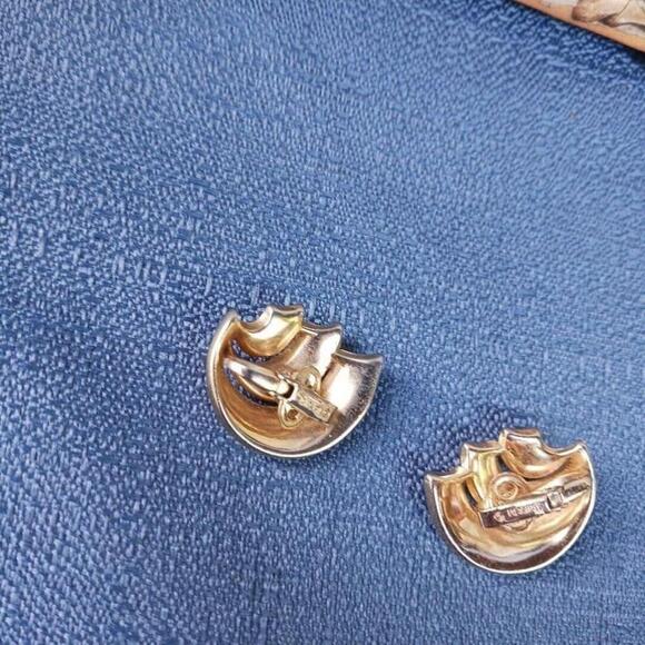 Vintage Crown Trifari Gold Tone Matte Earrings - Picture 5 of 5